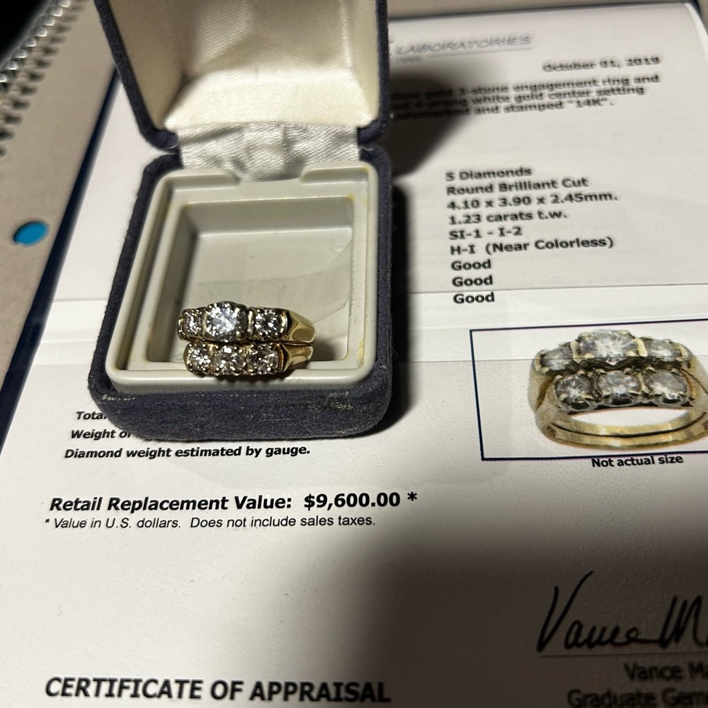 Beautiful Set of Wedding Rings 14 Kt Yellow Gold. 6 diamonds Size 7